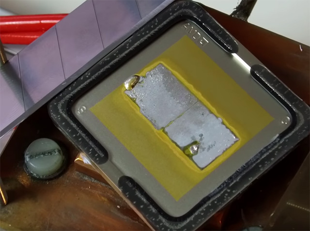 Ryzen zbaven heatspreaderu, využívá indiovou pájku