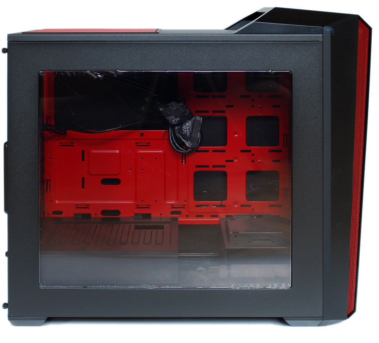 CM MasterBox 5t: prostorná a moderní