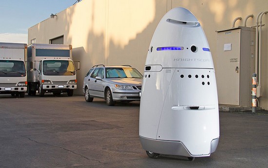 Opilý muž porazil na zem 135kilového robota