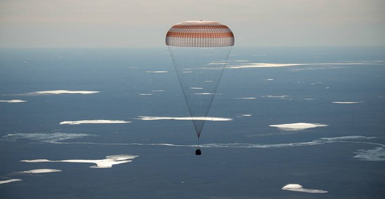 Tři astronauti z ISS se vrátili na Zemi
