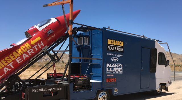 Zastánce teorie ploché Země se vystřelí raketou do výšky jedné míle