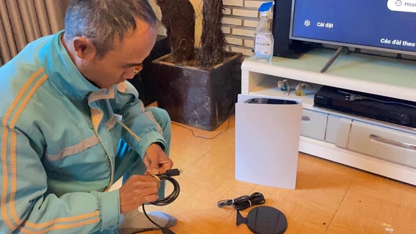 Muž měl vydávat PlayStation 5 za Wi-Fi router, aby oklamal manželku