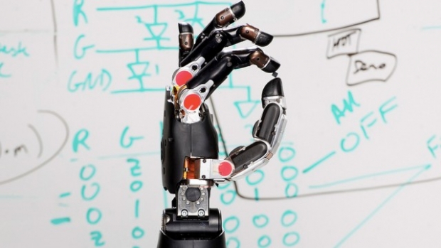 Průlom v bionice: pacienti používají umělé ruce jako své vlastní