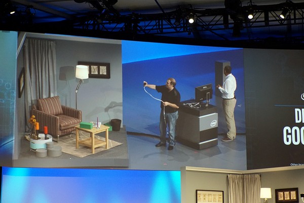 Intel na IDF: počítače všude, RealSense i pavoučí armáda