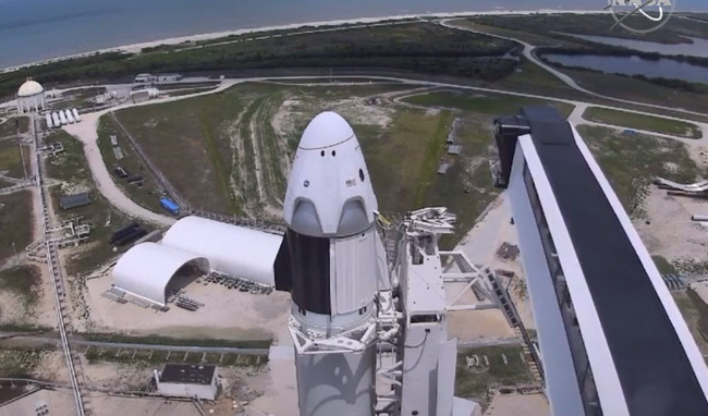 Crew Dragon odstartoval, astronauti míří na Mezinárodní vesmírnou stanici