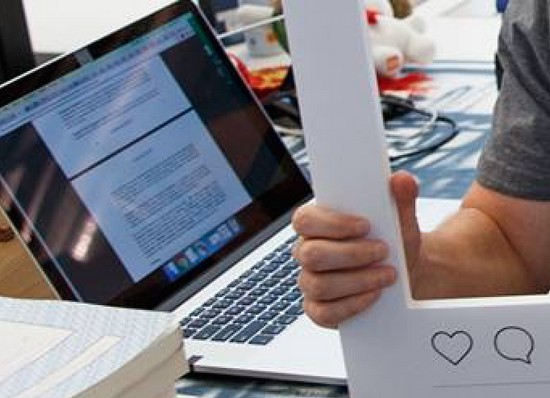 Paranoia? I Zuckerberg má kameru a mikrofon notebooku přelepené páskou