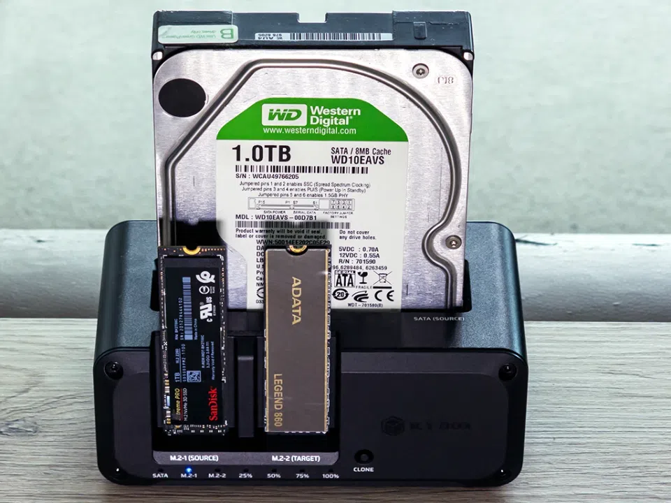 Icy Box CloneStation M.2 NVMe and SATA to M.2 NVMe (režim doku)