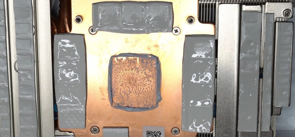 Co ve své RTX 3090 FE najít nechcete: gumový náprstek na pamětech