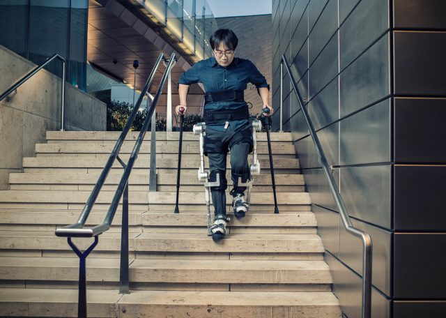Exoskeleton od Hyundai dovoluje ochrnutým opět chodit