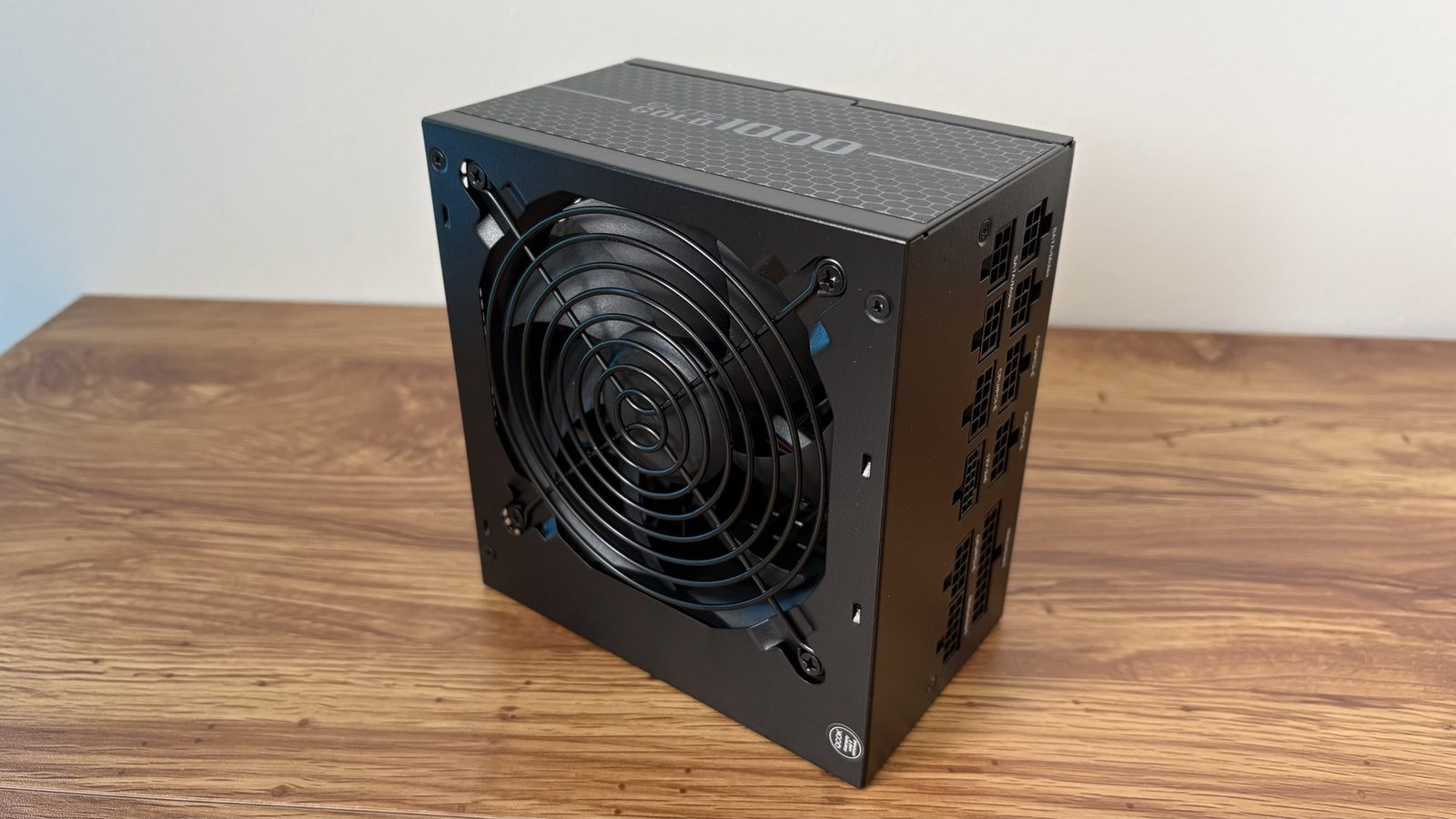 Kvalitní zdroj je základem výkonné sestavy. Na fotce vidíte Cooler Master ELITE Gold s výkonem 1.000 W.