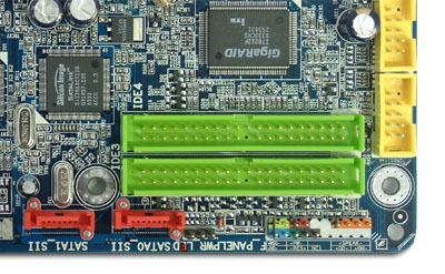 Gigabyte K8N Pro: Pestrá nejen barvou