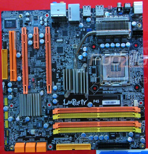 DFI a desky P45-T2RS, Foxconn má G45 s CrossFire