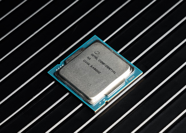 Core i9-11900K v testech, až 5,3 GHz na hladovém čipu