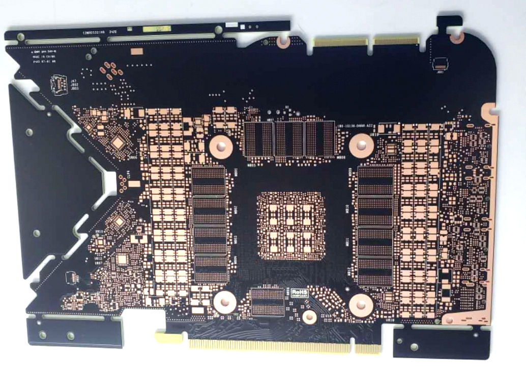 Fotografie PCB karty RTX 3090 ukazují efektivní využití místa