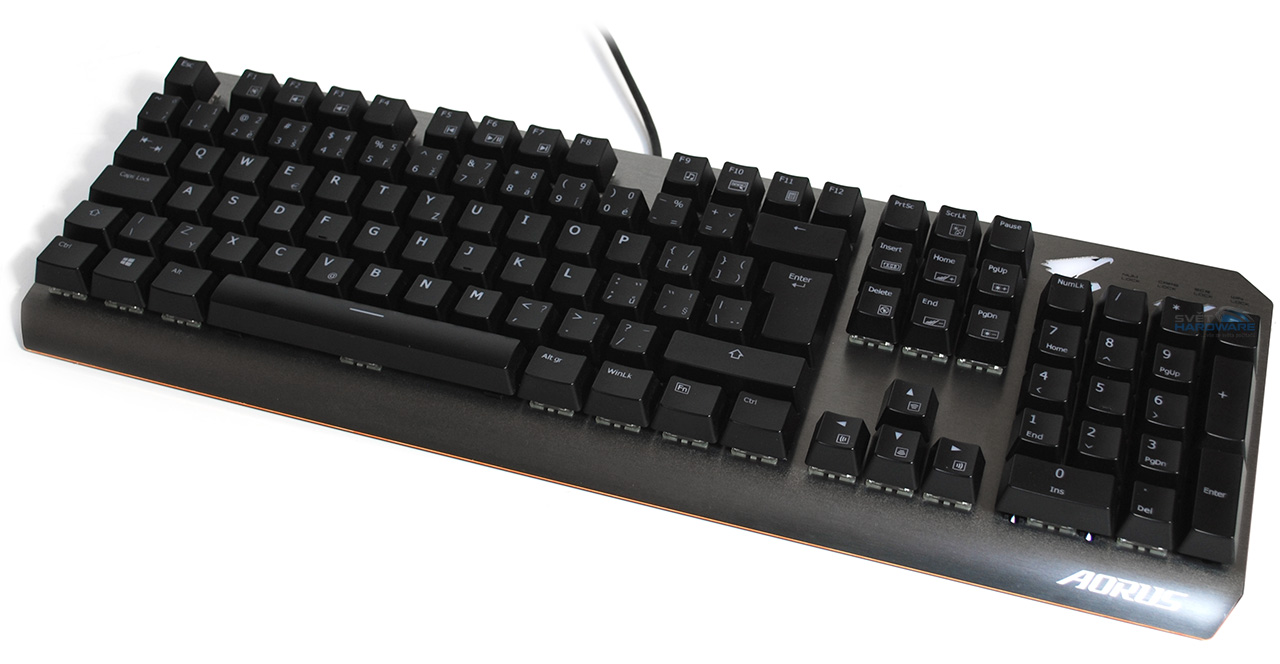 Aorus K7: hliníková mechanika v RGB barvách