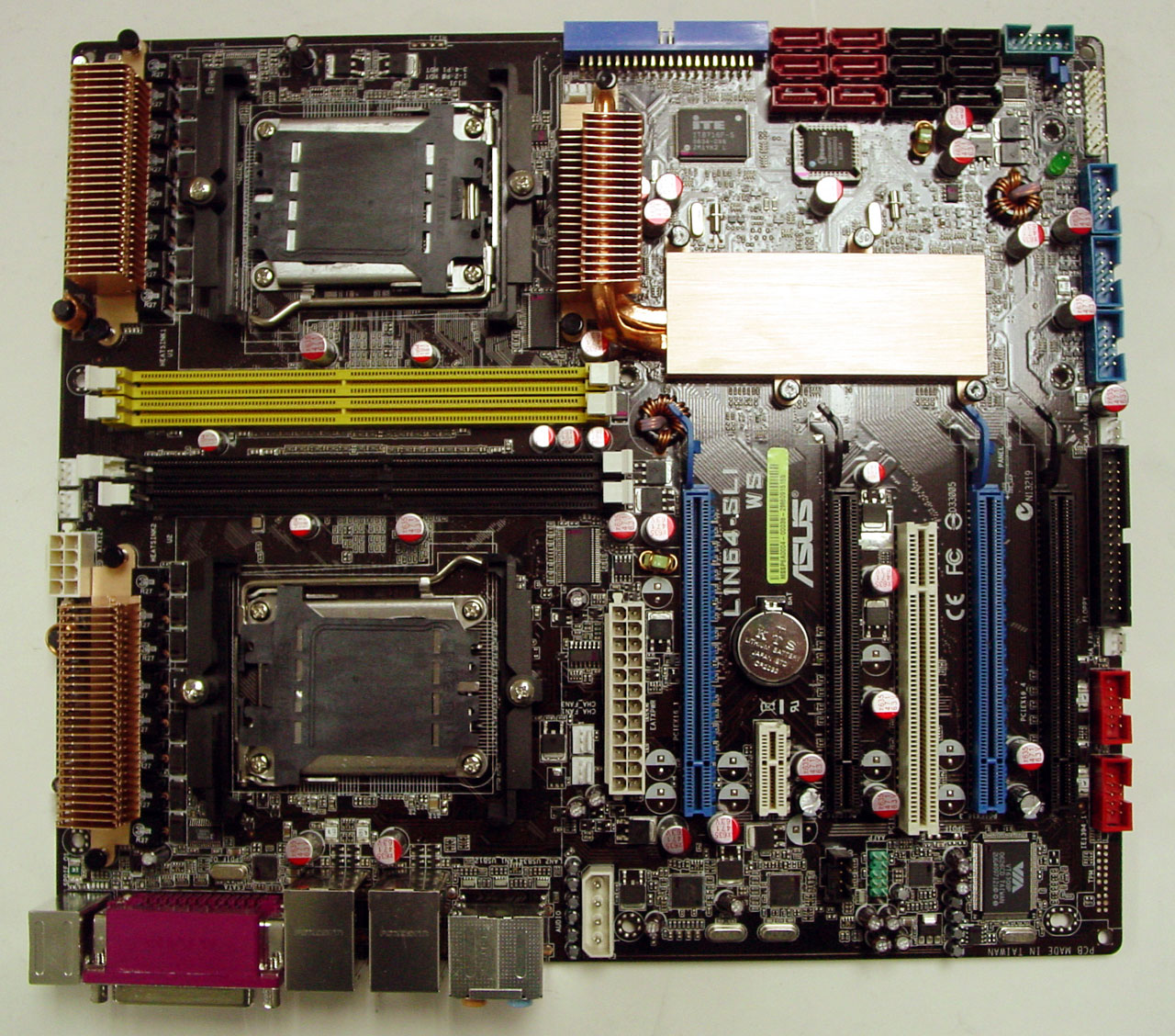 Nové detaily o základních deskách AMD 4x4