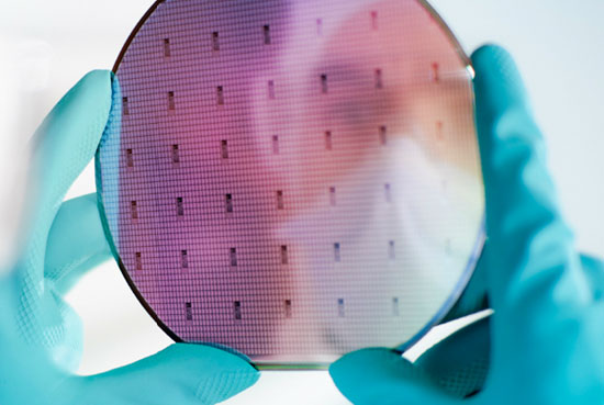 IBM chce prodat vlastní továrny