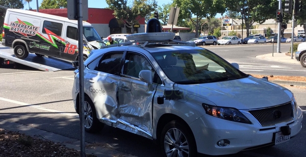 Autonomní vozidlo Googlu se zapletlo do zatím asi největší nehody