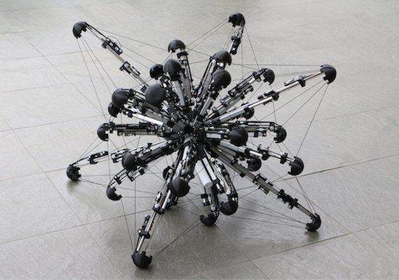 Mochibot, robot s 32 teleskopickými nohami