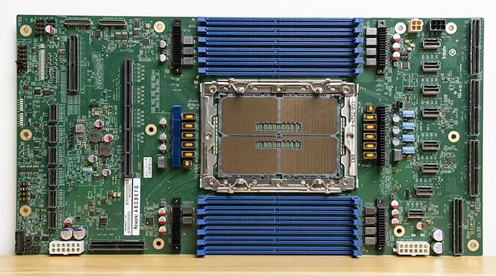 Ukázal se obří socket Intel LGA 7529 pro až 512jádrové serverové procesory