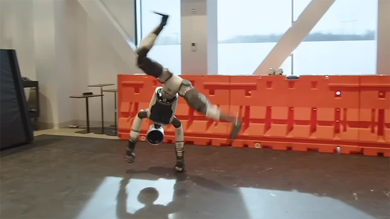 Robot Atlas od Boston Dynamics akrobatem, umí přemet stranou i helikoptéru