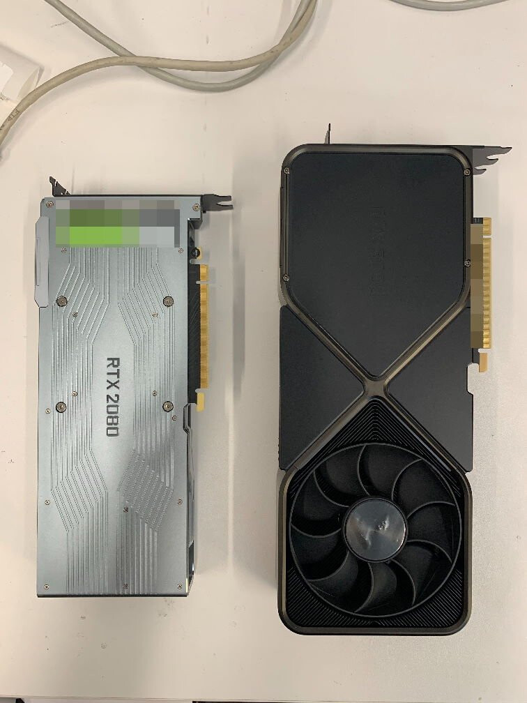 Údajná GeForce RTX 3090 FE na snímku se ukazuje jako tříslotový obr