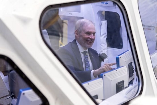 Týden před startem Crew Dragon rezignoval pomocný ředitel NASA pro lety s posádkou Douglas Loverro