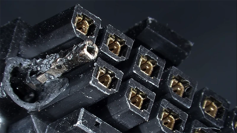 Der8auer otestoval 12VHPWR na RTX 5090, konektor se rozpálil na 150 °C