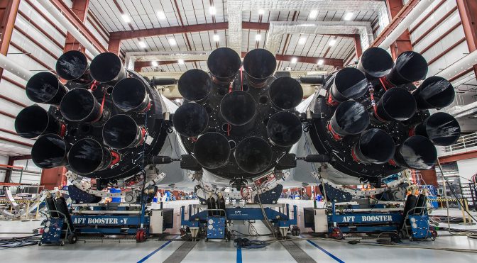 Elon Musk konečně ukázal těžkou raketu Falcon Heavy