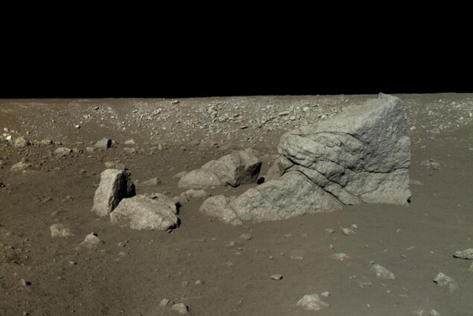 Čínský Yutu-2 se na Měsíci blíží k záhadnému zdánlivě krychlovitému objektu