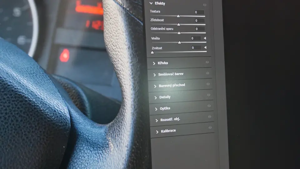 Odlesky na BenQ PD2730S