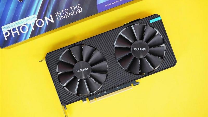 Zítra se dočkáme testů Arc A380, jak vypadá pod chladičem?