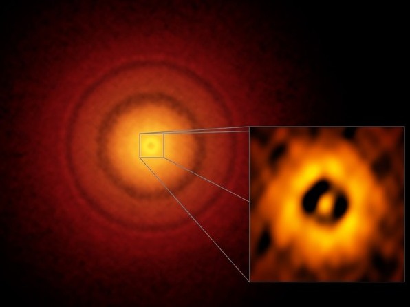 Astronomové spatřili planetu formující se do podoby Země