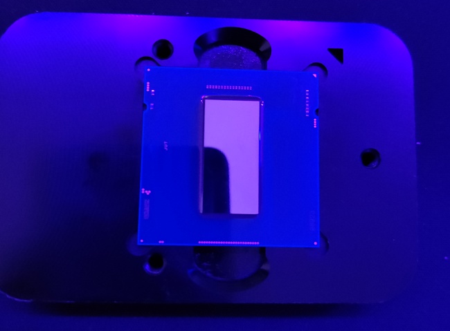 Rocket Lake-S byl zbaven heatspreaderu, operaci nepřežil