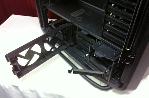 První fotky očekávané highend skříně Cooler Master Cosmos II