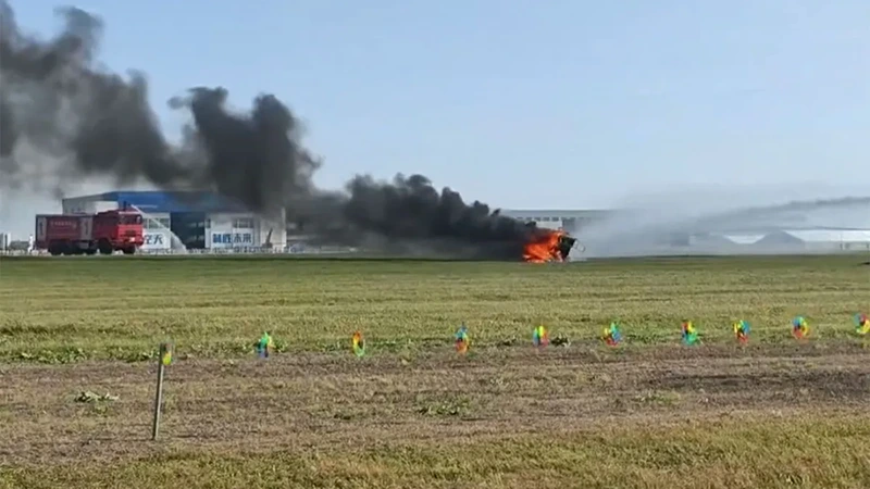 Dva elektrické letouny XPeng se před přehlídkou srazily ve vzduchu, jeden začal hořet