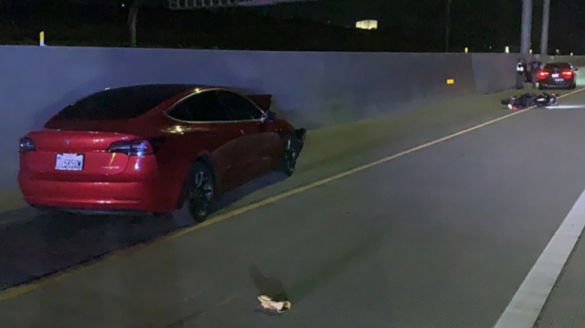 Další problém "autopilota" Tesly? Dva mrtví motorkáři