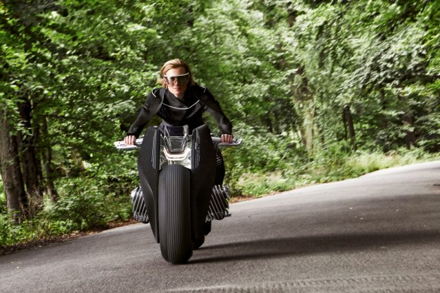 Vize BMW: chytrý motocykl se s jezdcem nepřevrátí
