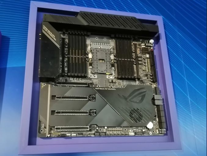 Intel představil 28jádrový procesor, nebude to však Core, ale Xeon