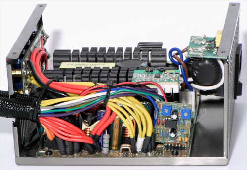 Čtyři 0,5 kW zdroje pod zátěží