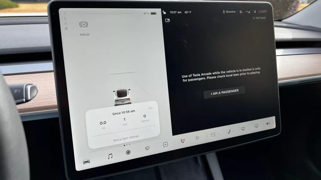 NHTSA se nelíbí možnost hrát hry za jízdy vozů Tesla