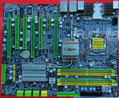 DFI a desky P45-T2RS, Foxconn má G45 s CrossFire