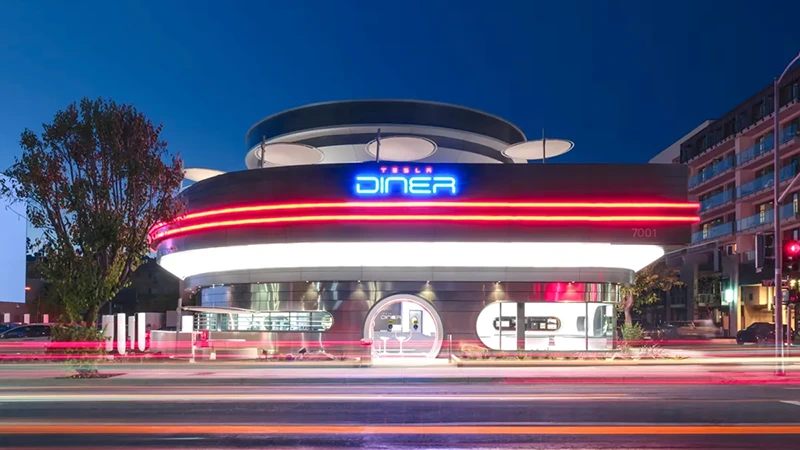 Tesla uvedla retro restaurace Diner nejen pro zkrácení čekání na nabití EV