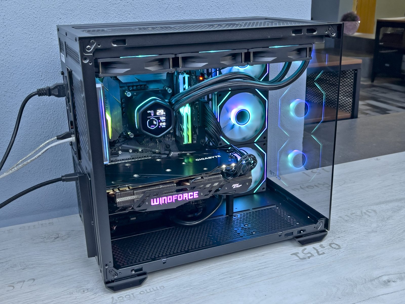 Test skříně Cooler Master Elite 681 – stvořena pro podívanou