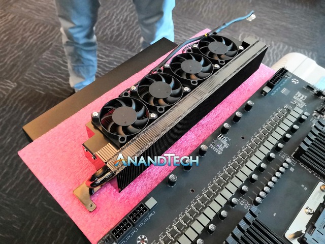 Panika v Intelu, aneb 28jádrový "Xeon" proti 32jádrovému Threadripperu