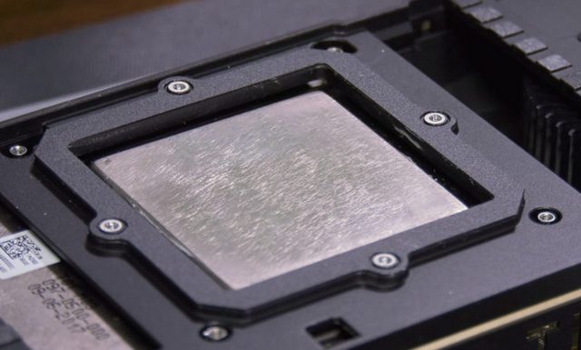 NVIDIA TITAN V rozebrán, obsahuje GV100-400