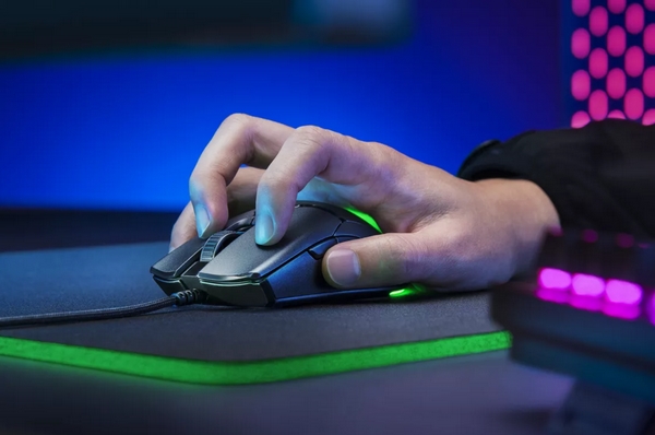 Razer Viper Mini: herní myš do malé ruky i na cesty
