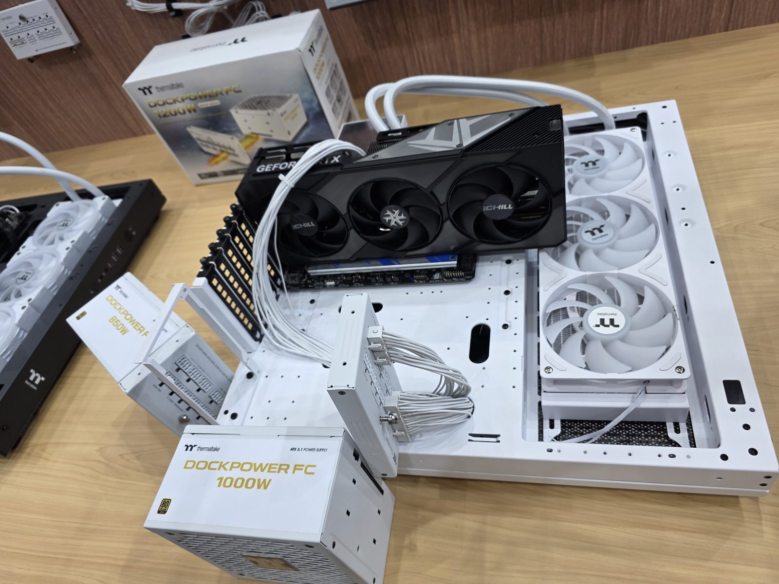 Thermaltake ukázal zdroje Dockpower pro snadnou výměnu bez trápení se s kabely