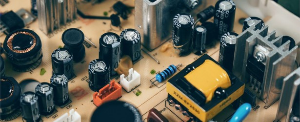 EK vyměřila pokutu čtvrt miliardy eur pro výrobce kondenzátorů