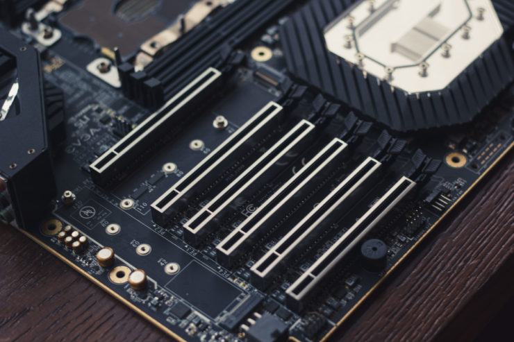 EVGA SR-3 DARK: majestátní deska pro LGA 3647 už posloužila pro rekordy